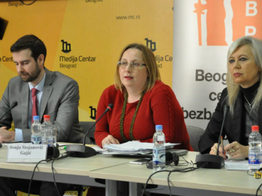 Sonja Stojanoviç Gajiç (në qendër) dhe Milos Popoviç (majtas) prezantojnë anketimin. Foto: Media Centre Beograd