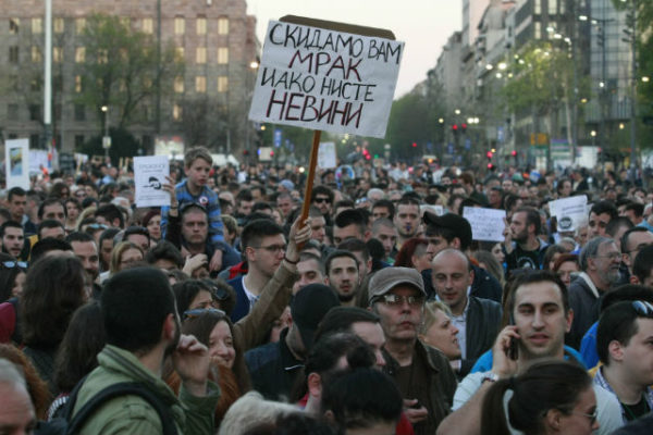 Serbët protestojnë në Beograd më 10 prill. Foto: Beta 