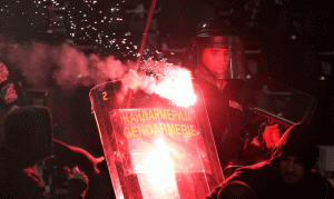 Policia serbe duke u përleshur me tifozët gjatë derbit mes Partizanit dhe Crvena Zvezda për kampionatin e Serbisë më 18 tetor 2014. (AP Photo/Darko Vojinovic)
