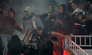 Policia serbe duke u përleshur me tifozët gjatë derbit mes Partizanit dhe Crvena Zvezda për kampionatin e Serbisë më 18 tetor 2014. Situata eshte e tensionuar ne te gjithe Beogradin ndersa ambasada e Shqiperise eshte rrethuar nga policia serbe si shenjester potenciale per t'u sulmuar nga huliganet. (AP Photo/Darko Vojinovic)