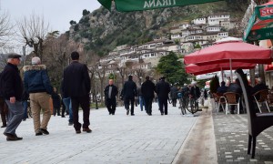 Shqiptarë të moshave të ndryshme duke shëtitur më 11 shkurt 2016, në një ditë jave në Berat, një qytet me një nga normat më të larta të papunësisë në vend. Foto: Gjergj Erebara/BIRN