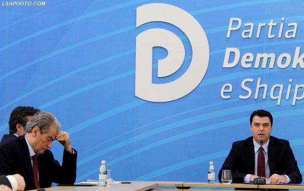 M Ish Kryeministri, Sali Berisha dhe Kryetari i PD, Lulzim Basha, gjate nje mbledhje te grupit parlamentar te Partise Demokratike | Foto : Malton Dibra/LSA