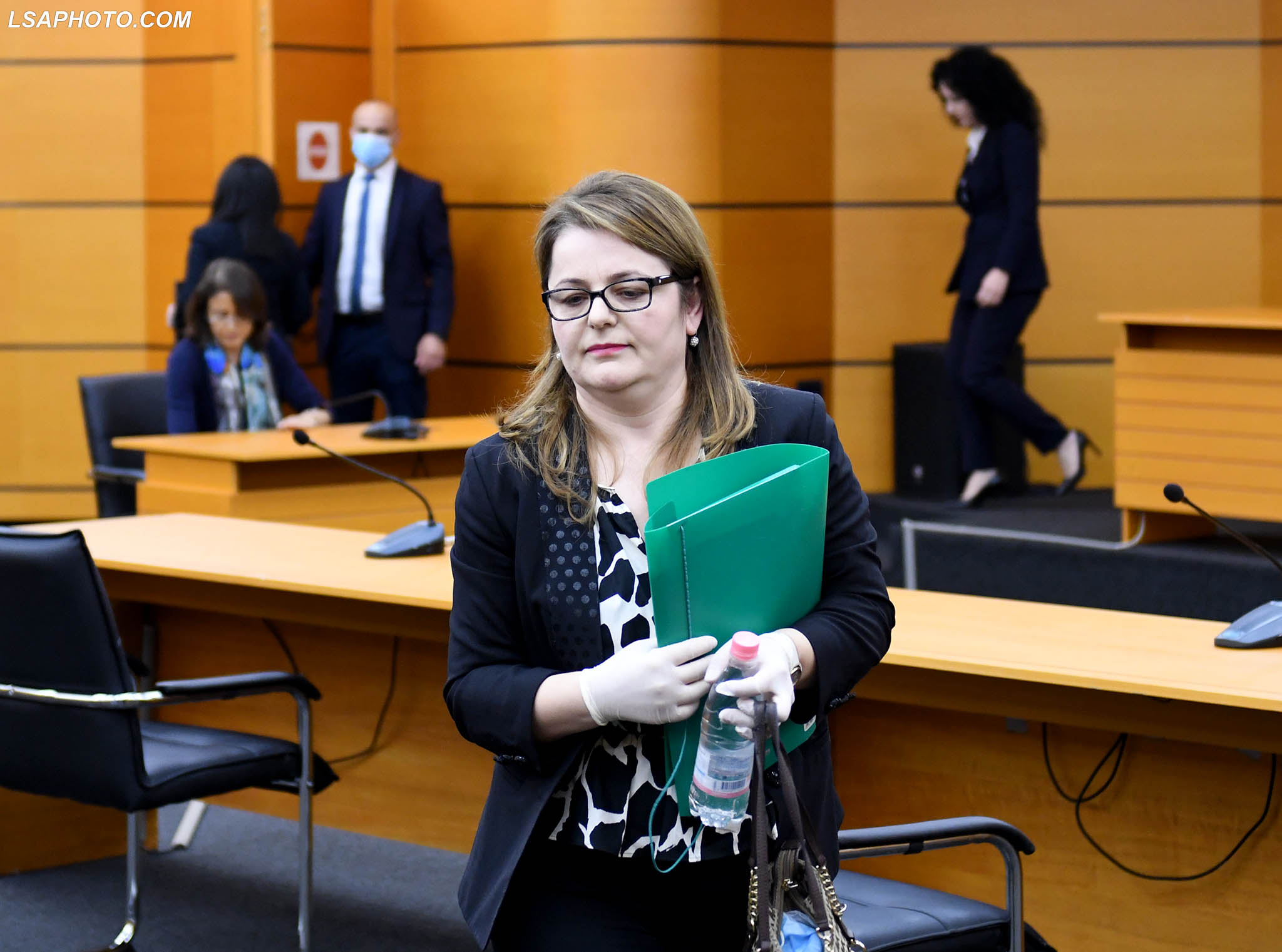 Gjyqtarja e Gjykatës Administrative të Apelit, Bernina Kondi pas shpalljes së vendimit të shkarkimit nga KPK. Foto: Gent Shkullaku/ LSA