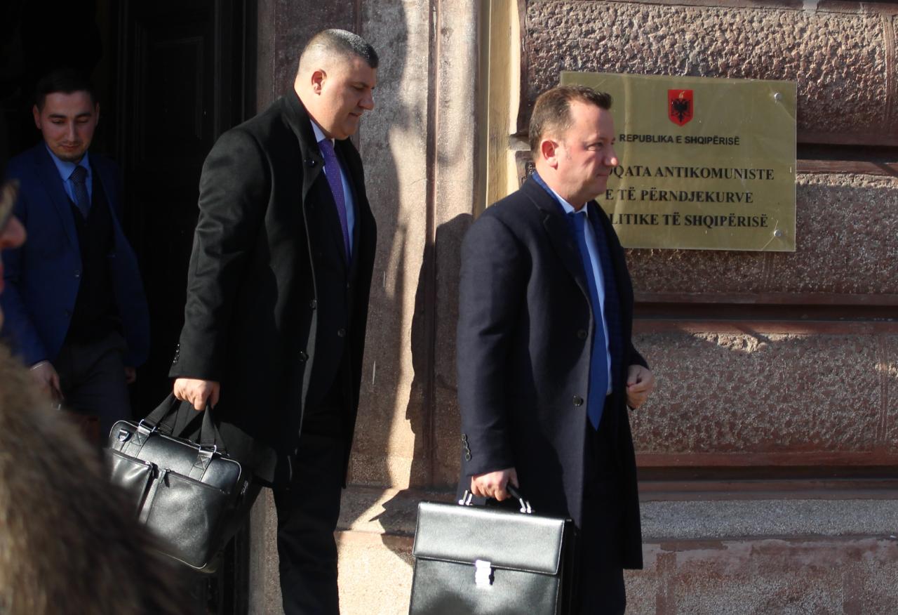 Ish-prokurori Besnik Cani dhe avokati i tij, Eduard Halimi në Kolegjin e Posaçëm të Apelimit. Foto: LSA 