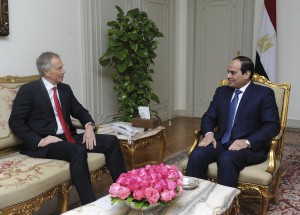 Tony Blair duke takuar presidentin e Egjiptit Abdel-Fattah el-Sissi, më 11 janar 2015 në Kajro, Egjipt. Përgjatë viteve të fundit, Blair po njihet si këshilltar i shumë udhëheqësve joliberalë, disa prej të cilëve renditen tashmë në rangun e despotëve. (AP Photo/MENA)