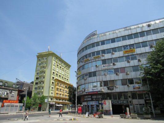 Një kullë në Shkup me një fasadë të re neoklasike në njërën anë. Pjesa e pasme e ndërtesës është siç ka qenë. Foto: Bojan Blazhevski