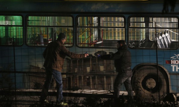 Hetuesit boshnjakë po punojnë në vendin ku një njeri i armatosur hapi zjarr ndaj dy ushtarëve. (AP Photo/Amel Emric)