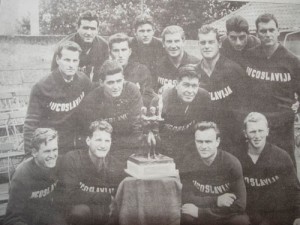 Šiljak dhe Kovačić (bashkë në rreshtin e parë, majtas) me pjesën tjetër të skuadrës së Jugosllavisë pasi fituan “Trofeo Italia” në Nijmegen, Hollandë, 1953