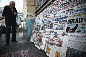 Titujt e parë të gazetave në Athinë të shtunën më 25 qershor 2016, dita pas shpalljes së Brexit, daljes së Britanisë nga Bashkimi Europian. (AP Photo/Yorgos Karahalis)