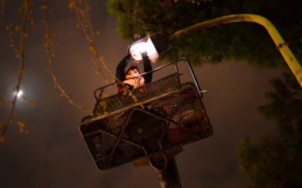 Një punonjës i brigadës së ndriçimit të bashkisë Tiranë duke ndërruar një llampë në orët e vona të natës | Foto nga : Bashkia Tiranë 
