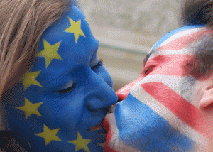 Dy të rinj po puthen në Portën Brandenburg në Berlin më 19 qershor 2016 për të mbështetur fushatën për të qëndruar anëtar të Britanisë së Madhe. (Joerg Carstensen/dpa via AP)