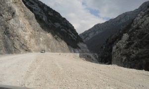 Segmenti rrugor aktualish në ndërtim nga fshati Brar deri ne Grykën e Tujanit fotografuar më 14 mars 2015. Foto: BIRN
