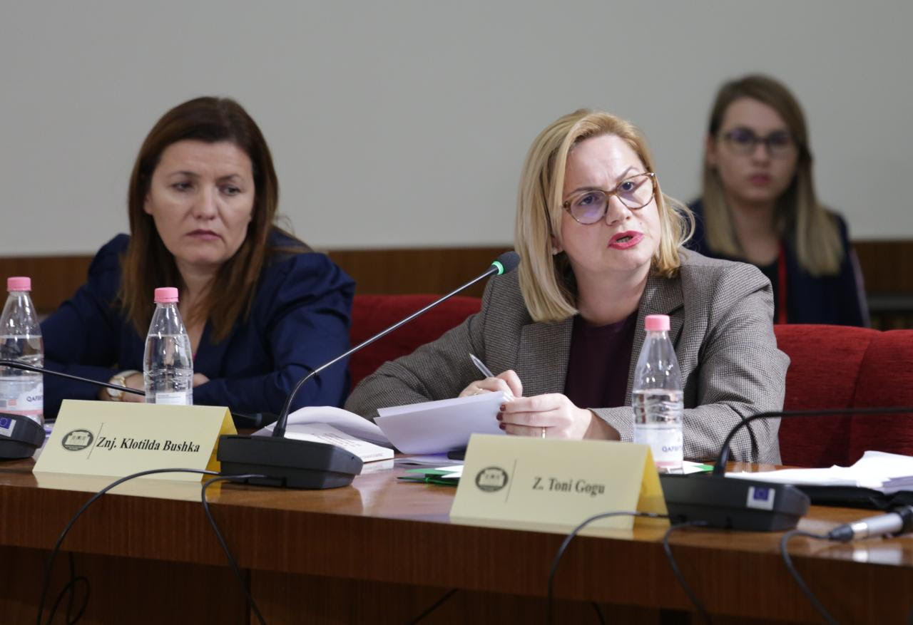 Deputetja Klotilda Bushka propozoi dërgimin e çështjes në Komisionin e Venecias. Foto: LSA  