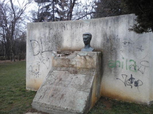 Busti i Ramiz Sadikut në parkun e qytetit të Prishtinës. Foto: BIRN.