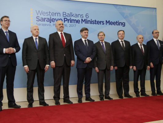 Kryeministrat e vendeve të Ballkanit Perëndimor pozojnë për një foto përpara samitit në Sarajevë. 16 mars 2017. Foto: (AP Photo/Amel Emric)
