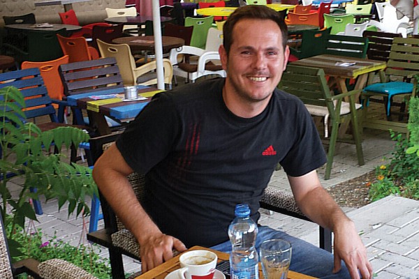 I diplomuari në drejtësi Blerim Cakolli punon si kamarier në një kafene në qendër të Prishtinës. Foto: Jeton Mehmeti