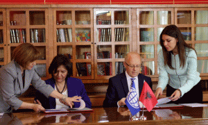 Ministri i Financave Shkëlqim Cani dhe Përfaqësuesja e Bankës Botërore në Shqipëri Tahseen Sayed duke nënshkruar një marrëveshje në tetor 2014. Foto: LSA / FRANC ZHURDA