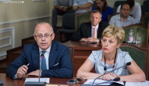  Ministri i Financave Shkelqim Cani dhe zv/ministrja Irena Beqiraj duke folur në parlament në 5 korrik 2015. Foto: LSA