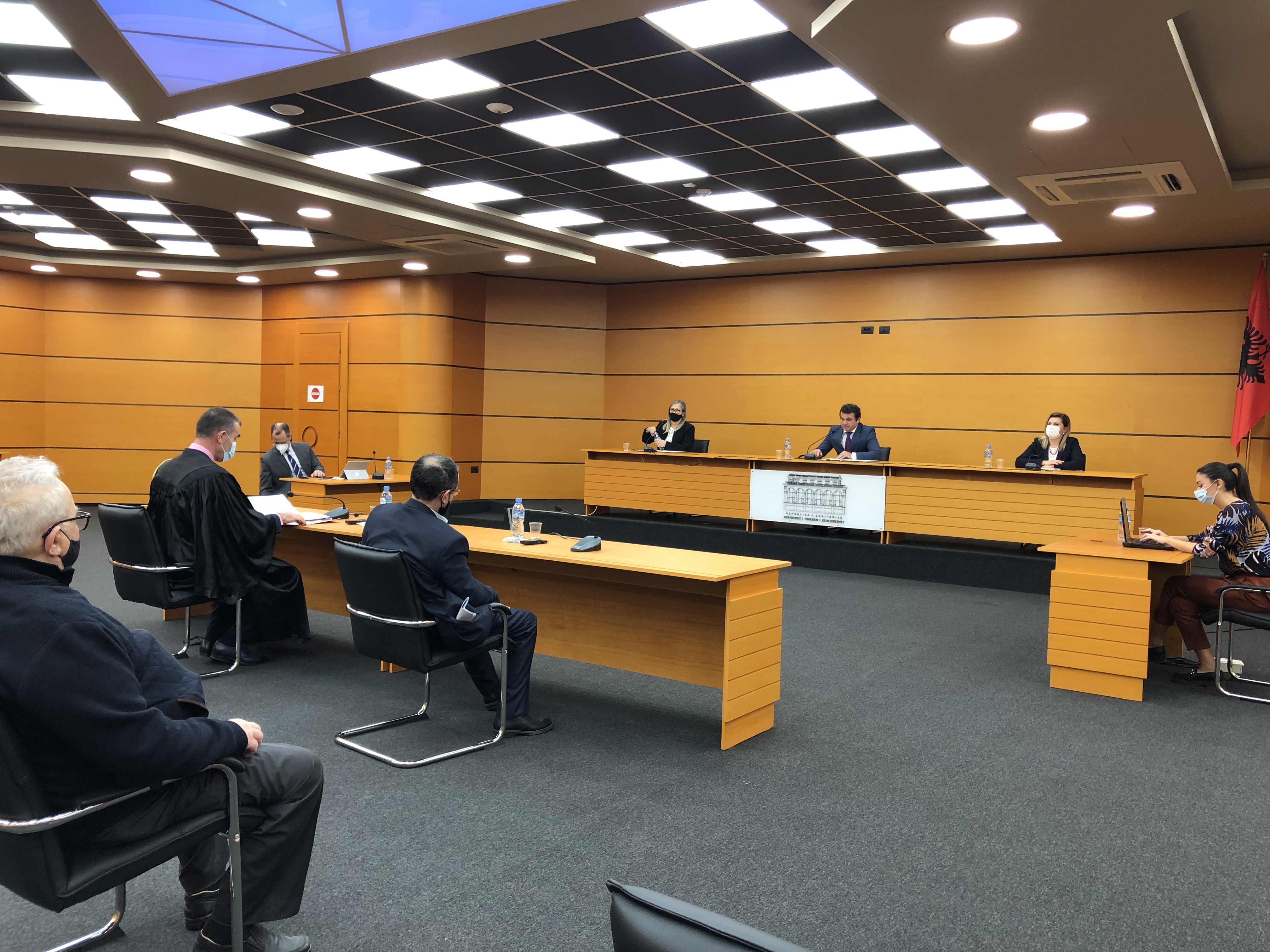 Gjyqtari Albano Çepele dhe përfaqësuesi i tij në seancën dëgjimore në KPK. Foto: Edmond Hoxhaj. 