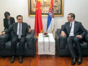 Kryeministri kinez Li Keqiang dhe homologun serb Vuçiç në Beograd. Foto: Beta
