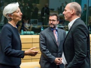 Drejtorja menaxhuese e FMN Lagarde përshëndet ministrin grek të financave Yanis Varoufakis gjatë një takimi të ministrave të financës në Bruksel, 25 qershor 2015. Foto: Geert Vanden Wijngaert/AP