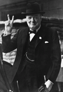 Winston Churchill kryen përshëndetjen e tij të famshme me dy gishta V si Victory (Fitore) më 27 gusht 1941. (AP Photo, File) 