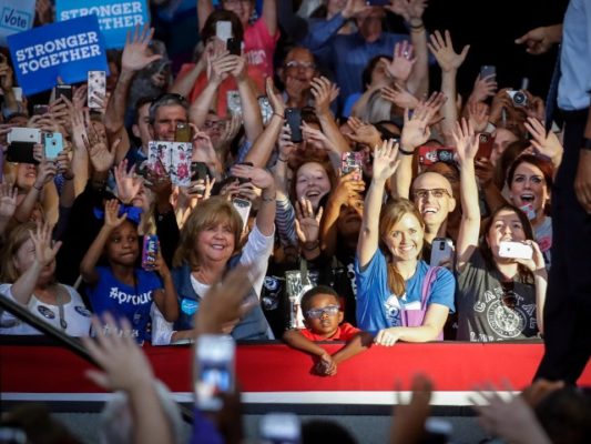 Mbështetës të Clinton në një takim elektoral. Foto: John Minchillo/AP