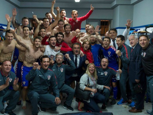 Skuadra kroate e futbollit feston kualifikimin ne Euro 2016. Foto: Facebook.