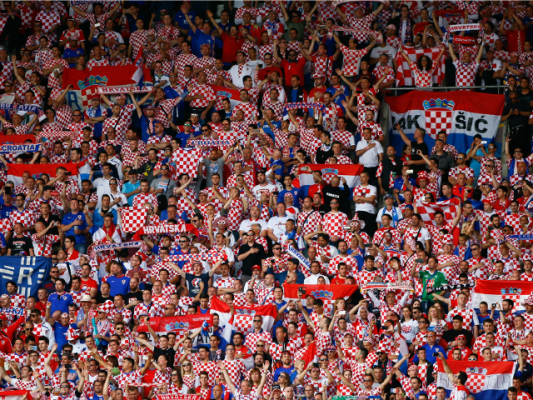 Tifozët kroatë gjatë ndeshjes me Republikën Çeke. Foto:Anadolu Agency/Evren Atalay
