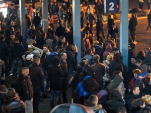 Turma njerëzish në stacionet e autobusëve Prishtinë. Foto: Valerie Plesch