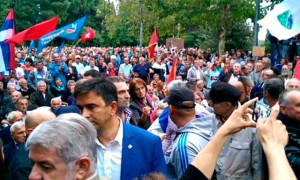 Njerëzit mbajnë pankarta duke bërë thirrje për rrëzimin e Gjukanovic ndërsa disa valëvisin flamuj serb dhe malazezë | Foto nga Fronti Demokratik