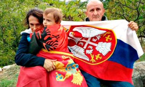 Protestues në Podgoricë me flamuj serb, malazez dhe shqiptar| Foto:Twitter.