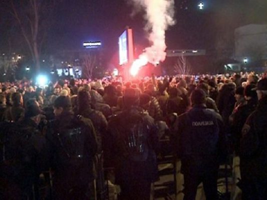 Protesta e mbështetësve të VRMO DMPNE përpara Komisionit Zgjedhor në Maqedoni. 