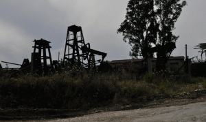 Pus nafte në zonën e Patos-Marinzës pranë Fierit fotografuar në korrik 2014. Foto: BIRN
