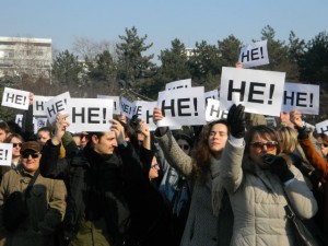 Protestuesit mbajnë fleta ku shkruhet "Jo" për reformën në arismin e lartë në Maqedoni. Foto: Meri Jordanovska