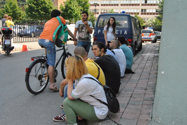Studentët kërkojnë lirimin e 7 aktivistëve përpara Komisariatit nr.2. 10 qershor 2015. Foto: Ivana Dervishi | BIRN.