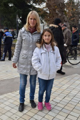 Elda Feza dhe vajza e saj Xheni gjatë protestës së familjeve të pastreha në Tiranë, 15 dhjetor 2016. Foto: Ivana Dervishi/BIRN