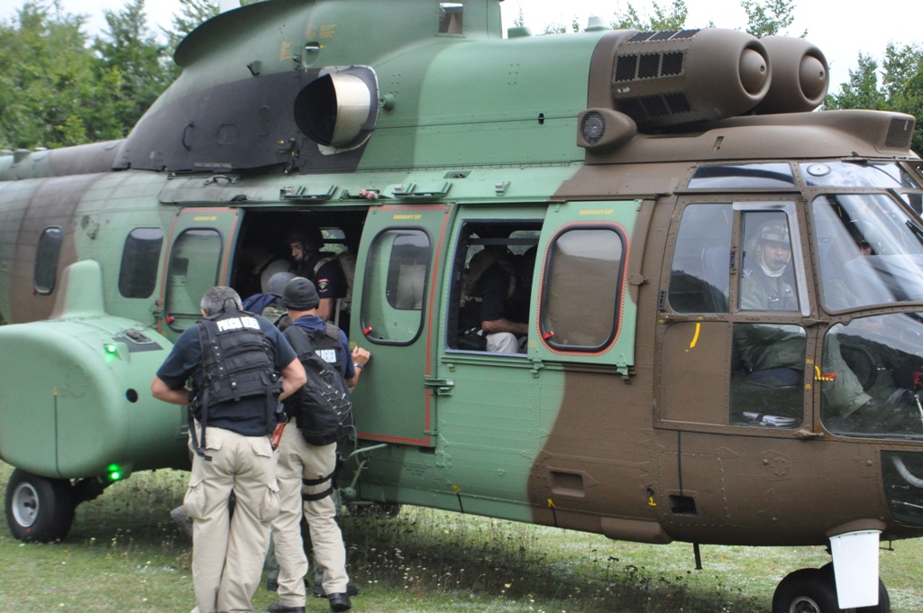 Një helikopter ushtarak shqiptar që po merr pjesë në operacionin kundër drogës në rajonin e Dukagjinit | Foto: Policia e Shtetit