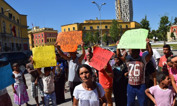 Komuniteti rom i Bregut të Lumit në protestë përpara Bashkisë Tiranë, 8 korrik 2016. Foto: Ivana Dervishi/BIRN