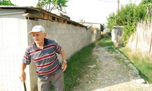 Iliaz Vehapi, i internuar nga Kolonja në Savër dhe që vijon të jetojë në Savër. Foto: Lindita Çela/BIRN