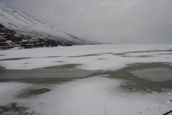 Temperaturat e ulëta kanë ngrirë liqenin e Shkodrës. 12 janar 2017. Foto: Elvis Nabolli.
