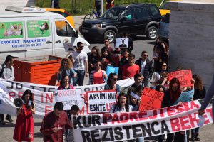 Dhjetëra studentë të Universitetit të Tiranës protestuan kundër zgjedhjeve universitare dhe i bojkotuan ato. 20 prill 2016. Foto: Ivana Dervishi/BIRN