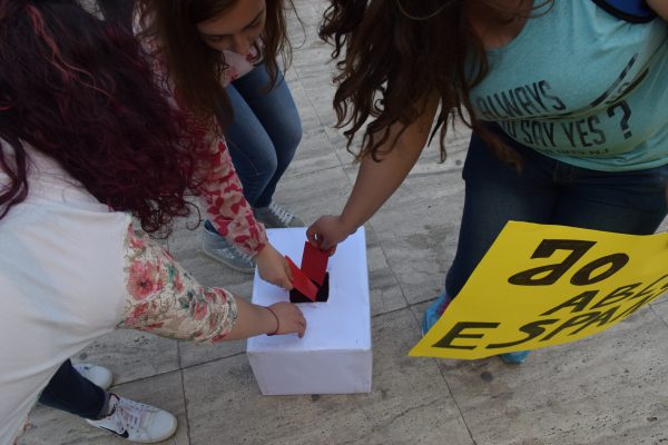 Dhjetëra studentë të Universitetit të Tiranës protestuan kundër zgjedhjeve universitare dhe i bojkotuan ato. 20 prill 2016. Foto: Ivana Dervishi/BIRN
