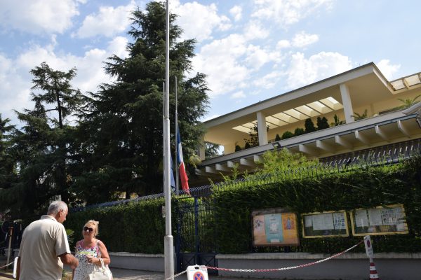 Ambasada franceze në Shqipëri ka ulur flamurin në gjysmë-shtizë pas sulmeve terroriste në Nisë ku humbën jetën të paktën 84 persona. Foto: Ivana Dervishi/BIRN