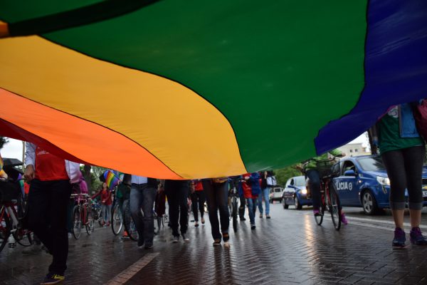 Flamuri i Ylbertë i komunitetit LGBT gjatë marshimit të përvitshëm në Shqipëri. Foto: Ivana Dervishi/BIRN