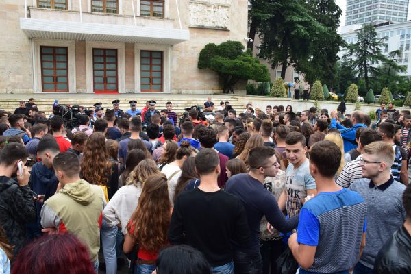 Protesta e maturantëve kundë skemës së re të pranimit në universitete.Tiranë. 7 shtator 2016. Foto: Ivana Dervishi/BIRN 