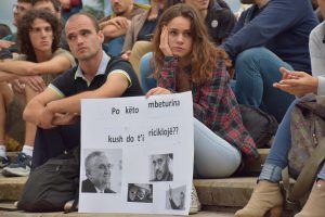 Pjesëtarë të shoqërisë civile dhe aktivistë të Aleancës Kundër Importit të Plehrave (AKIP) protestojnë kundër ligjit për importin e plehrave. 19 shtator 2016. Foto: Ivana Dervishi/BIRN