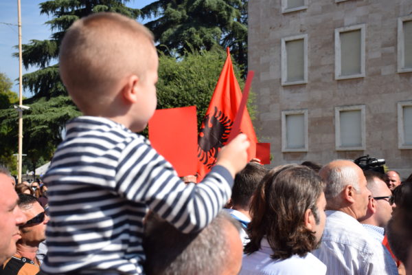 Marshimi i mijëra qytetarëve kundër importit të mbetjeve në Shqipëri. 1 tetor 2016. Foto: Ivana Dervishi/BIRN