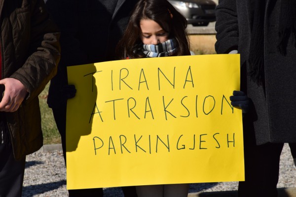 Aktivistët mjedisorë dhe shoqëria civile në protestë kundër vendimit të Bashkisë Tiranë për pakimin nëntokësor te Parku Rinia. 23 janar 2016. Foto: Ivana Dervishi/BIRN.
