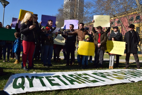 Aktivistët mjedisorë dhe shoqëria civile në protestë kundër vendimit të Bashkisë Tiranë për pakimin nëntokësor te Parku Rinia. 23 janar 2016. Foto: Ivana Dervishi/BIRN.